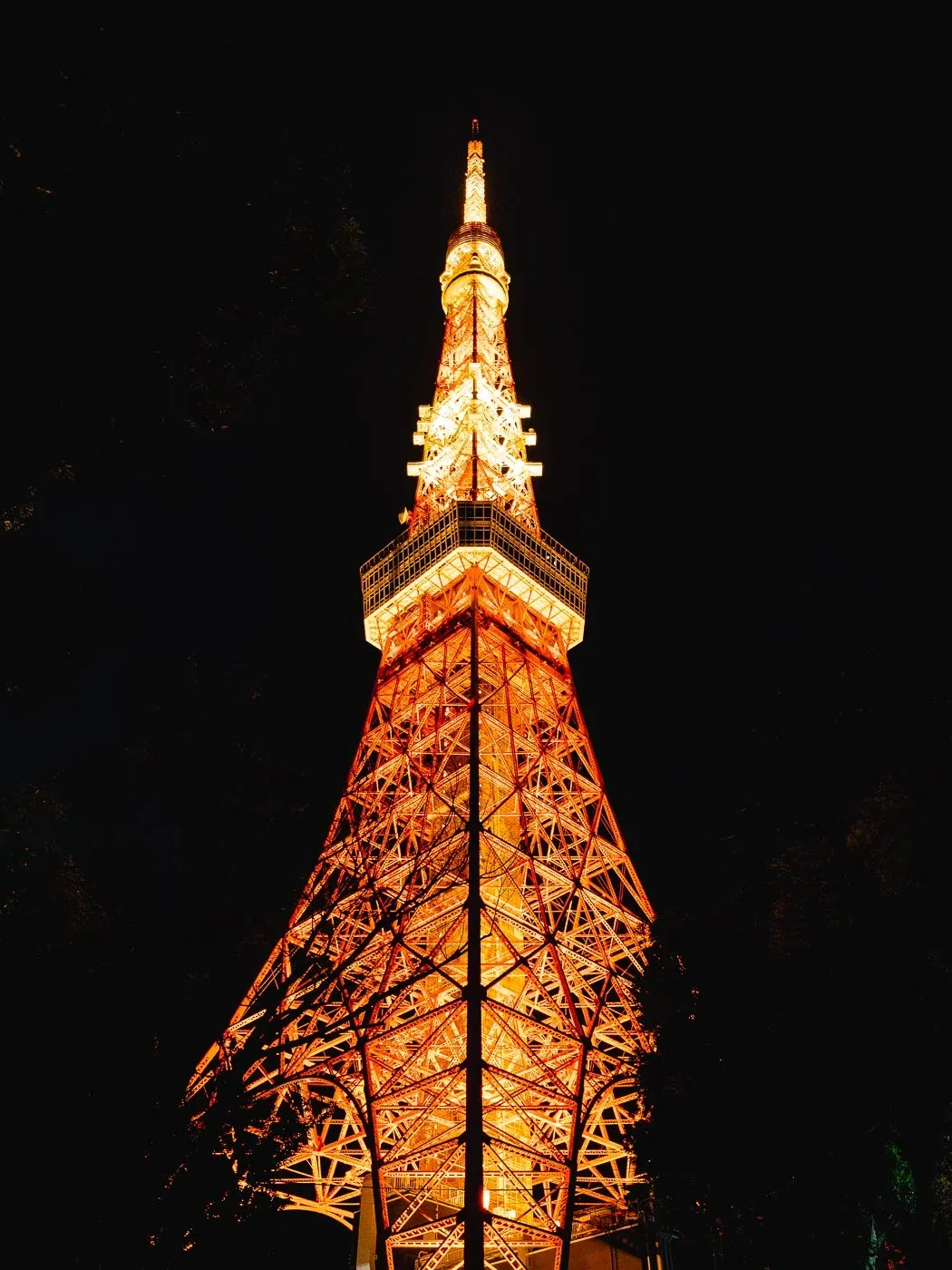 La Torre de Tokio iluminada en naranja contra el cielo nocturno